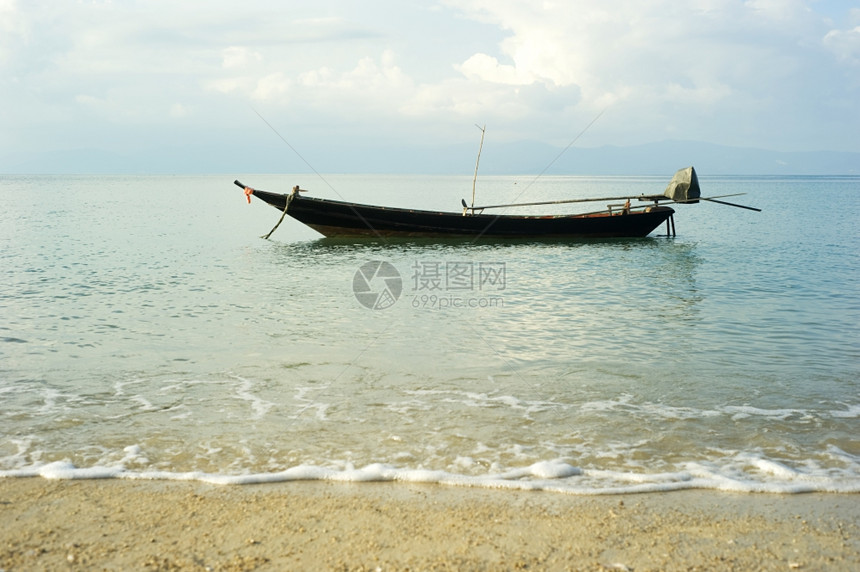 日出时海上传统陆船图片