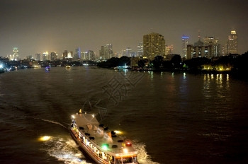 晚上在泰国曼谷ChaoPhraya河上乘船图片