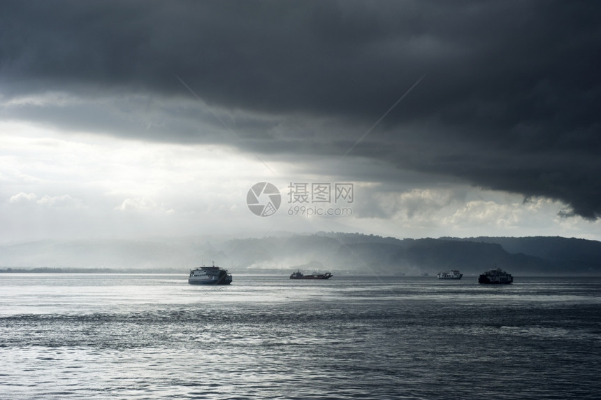 从爪哇到巴厘的渡口在暴风雨下印度尼西亚图片