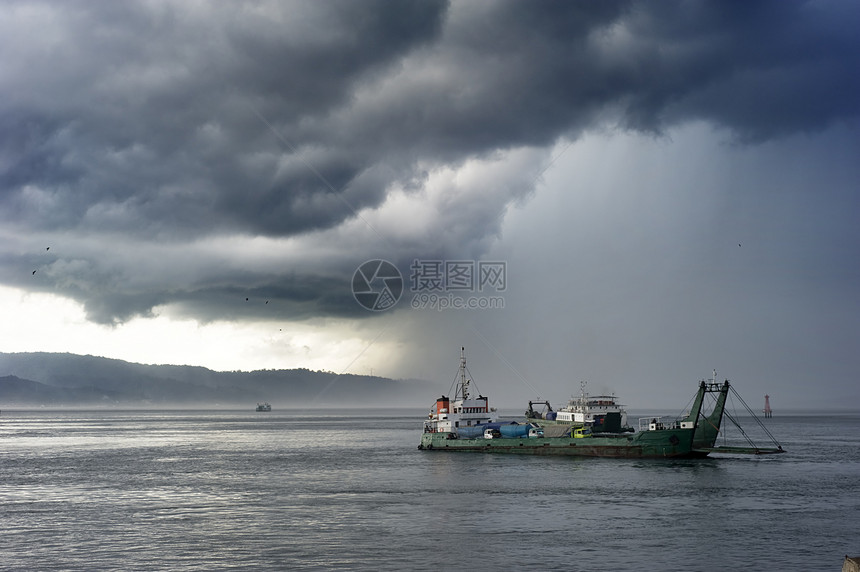 从爪哇到巴厘的渡口在暴风雨下印度尼西亚图片