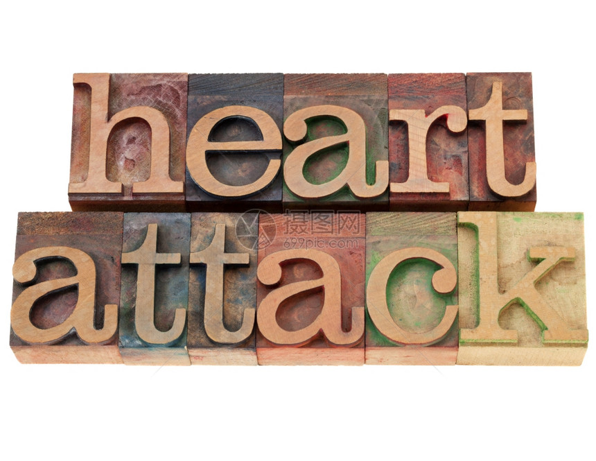心脏病在旧木纸质印刷打块中的孤立单词图片