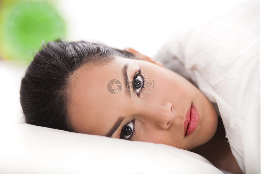 睡在床上的感女士拍着白色背景的镜头图片