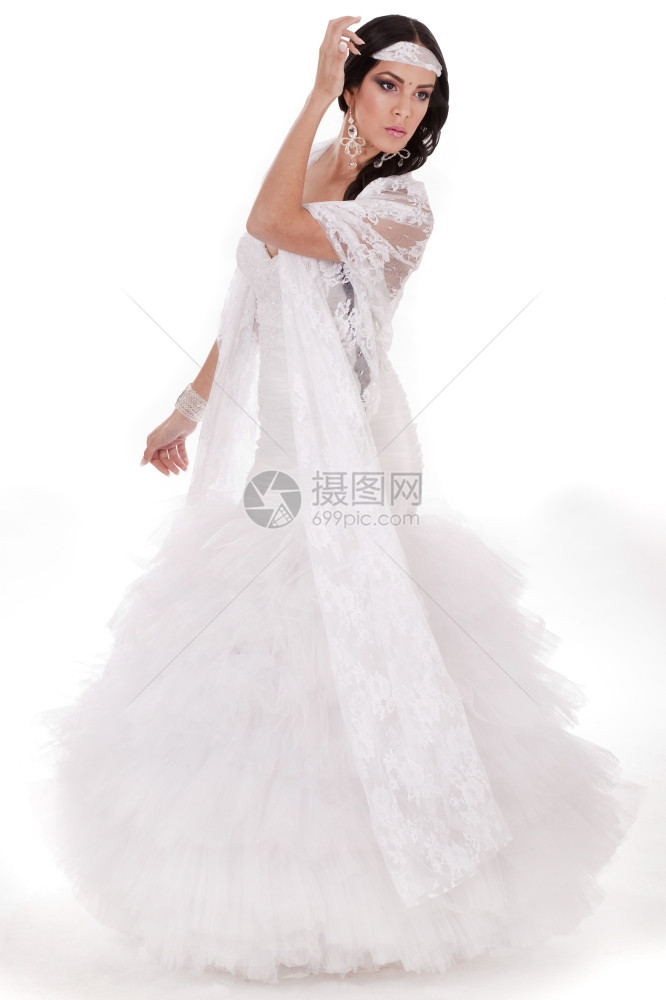白背景的全长美丽新娘图片