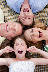 幸福的家庭合影图片