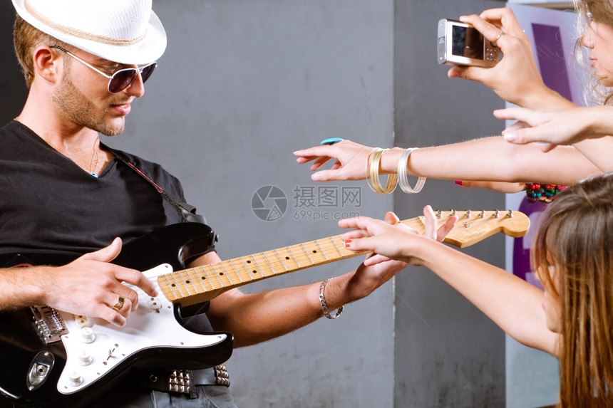 选择地关注有粉丝的吉他手图片