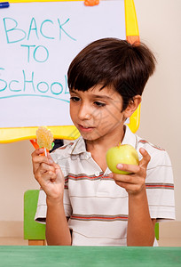 小孩拿着苹果在课堂上羡慕图片