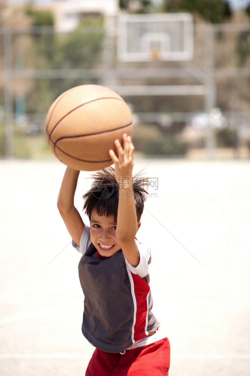 快乐的孩子在户外打篮球图片