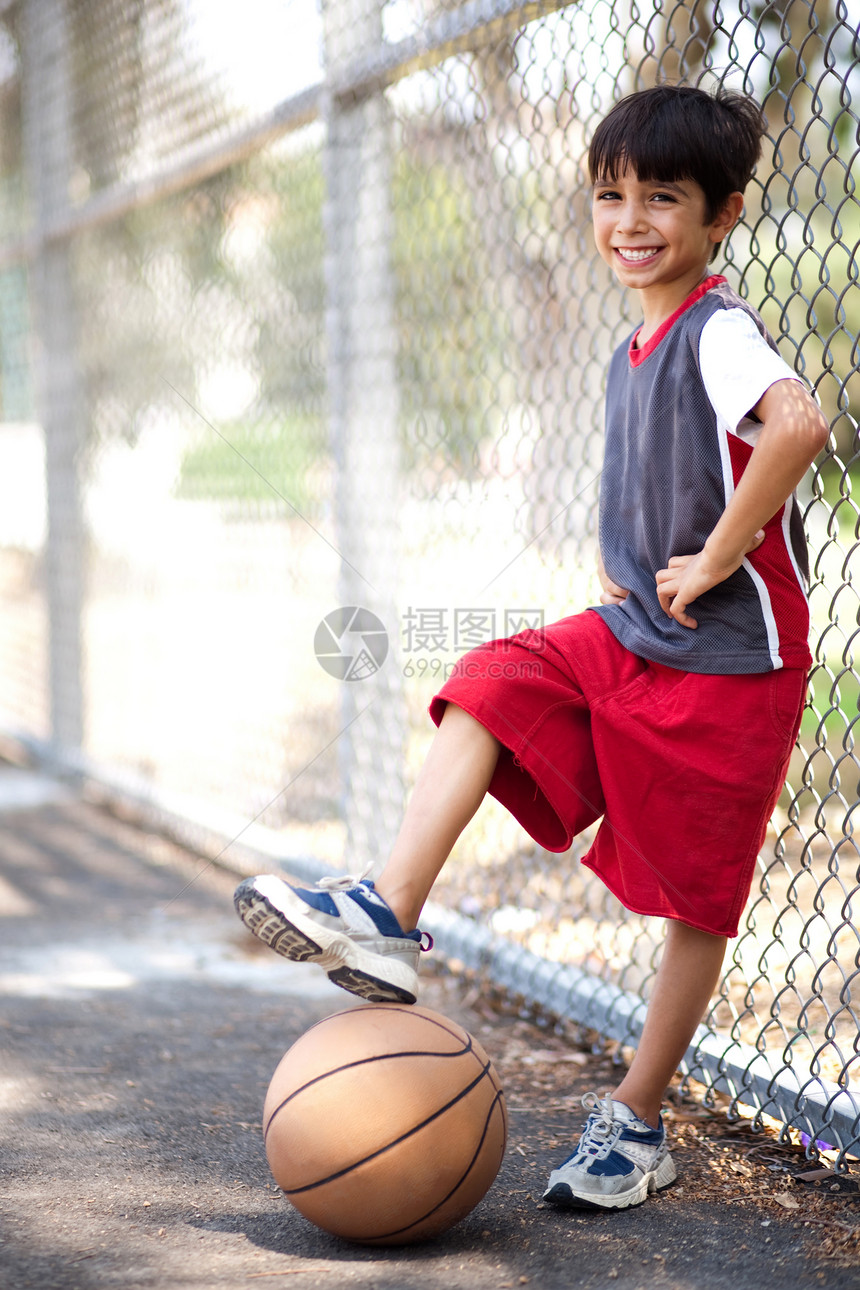 小可爱男孩腿脚下打篮球装模作样图片