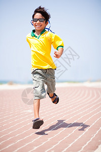 年轻人在赛马道上奔跑玩得开心图片