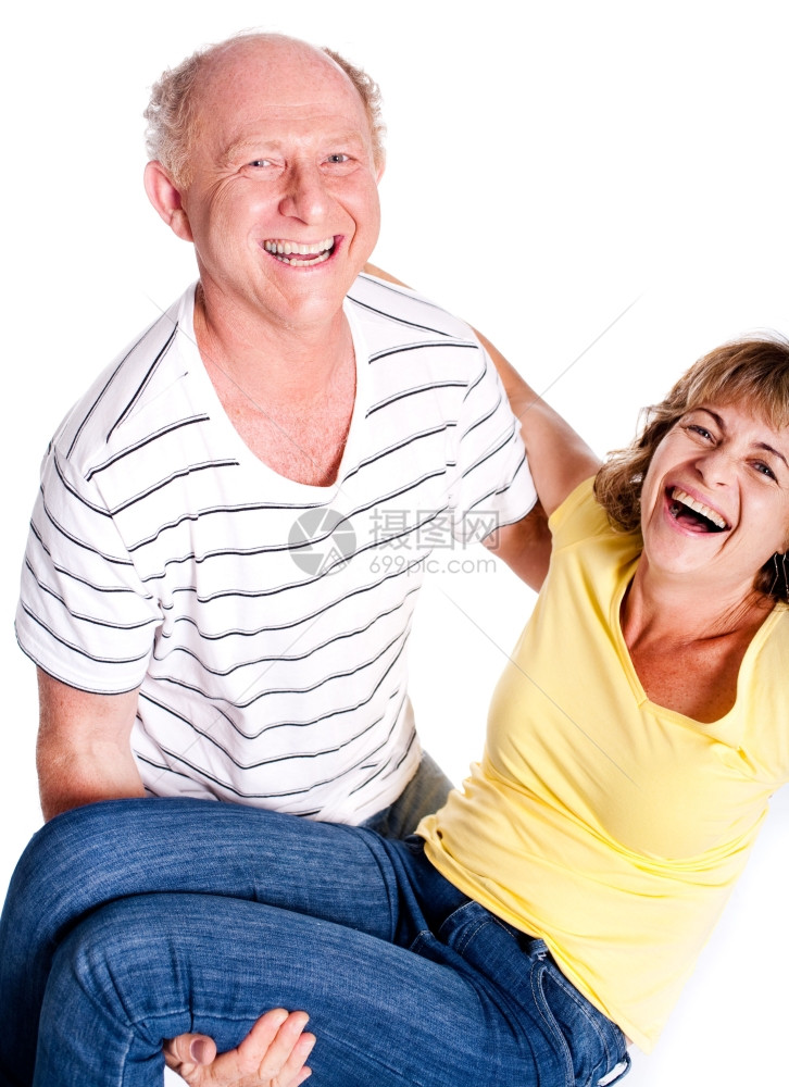 一名高级男子将妻抱在怀里与白人隔绝图片