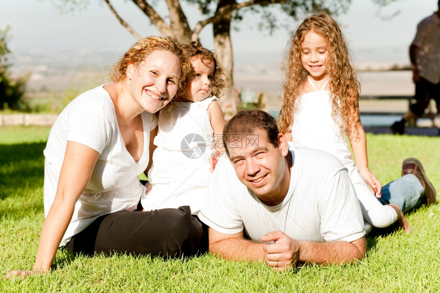 父母和孩子躺在草地上图片