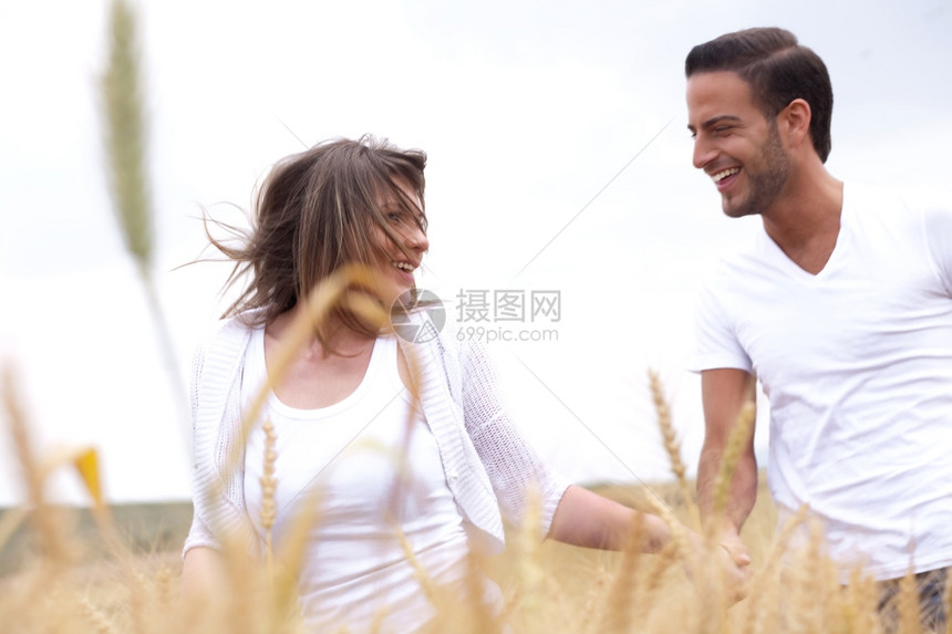 年轻夫妇在露天享受快乐图片