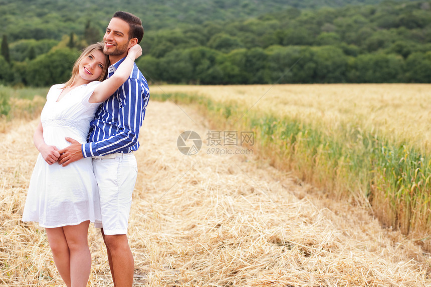 一对年轻夫妇的景观图图片