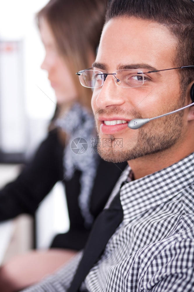 企业执行官通过与背景女使用的头电话为客户提供服务图片
