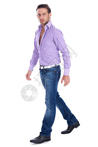 男模特身穿散衣和白背景行走的男子模特图片