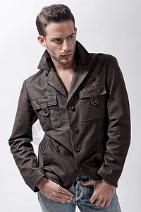 穿灰色背面棕夹克的年轻男模特背景图片