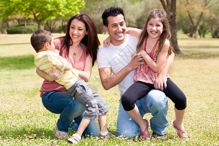 幸福的家庭在公园里享受快乐户外图片