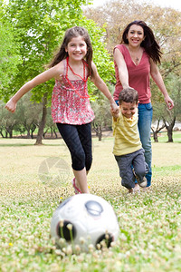 儿童与母亲在公园踢足球图片
