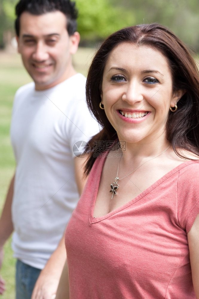 快乐的女人和她男朋友在公园里图片