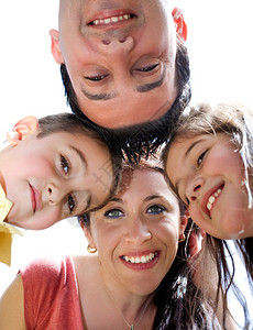 在白色背景下环绕着一个幸福的家庭近相肖像图片