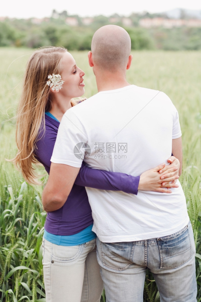 浪漫的年轻情侣一起站在公园里图片
