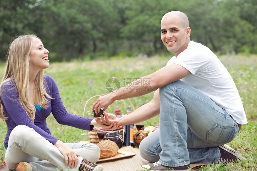 情侣在草地上野餐图片