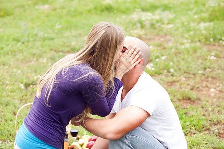 一个有魅力的夫妇分享激情的亲吻户外图片
