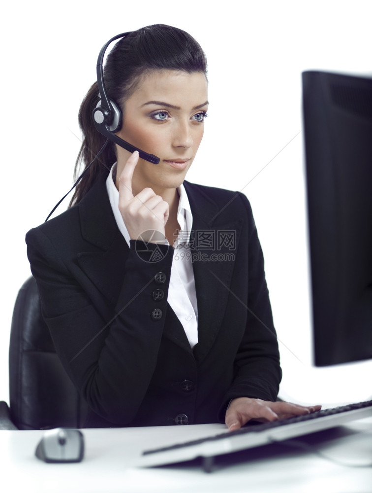 忙碌的女人认真听到顾客用耳机说话而不是白背景图片