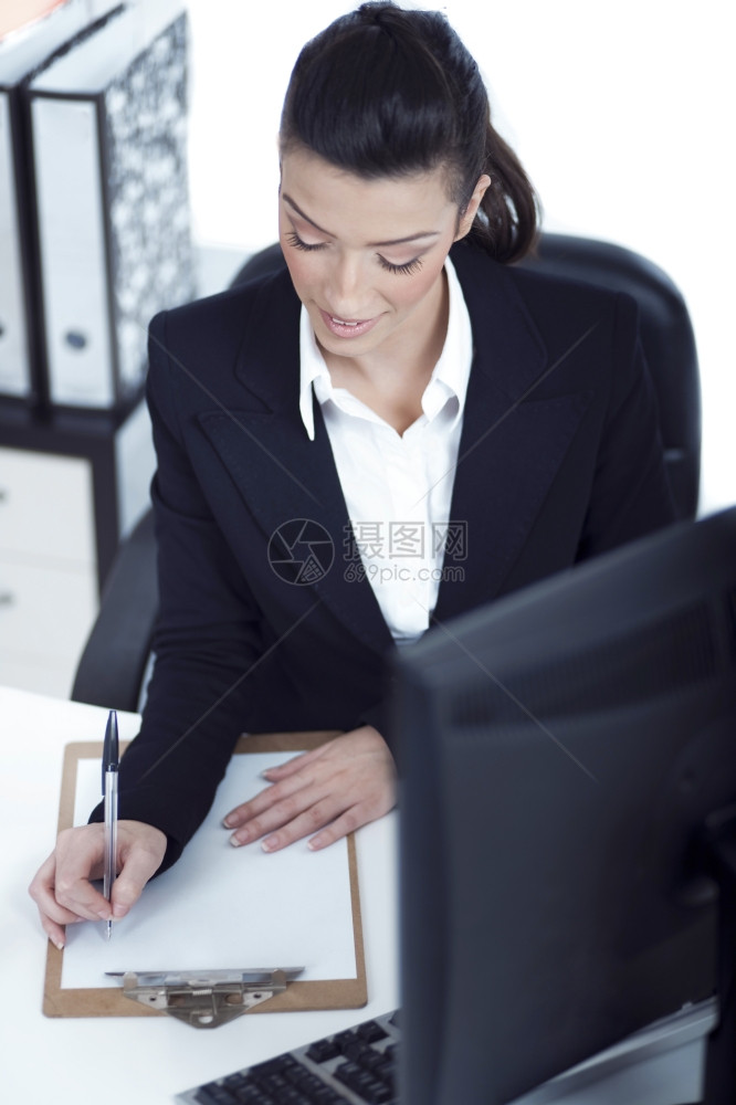 白种背景在办公室工作的年轻商业妇女肖像图片