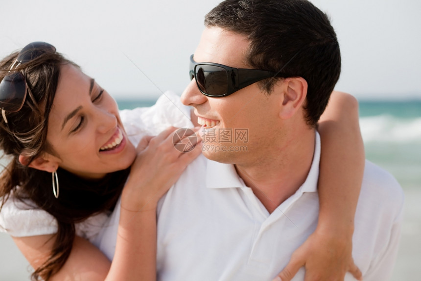 情侣在海边微笑看着对方图片