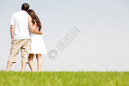 年轻夫妇拥抱公园图片