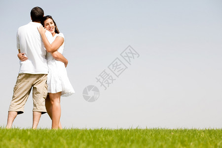 年轻夫妇的拥抱女focues图片