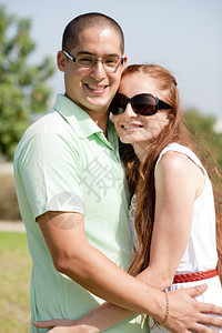 户外快乐的年轻夫妇肖像图片