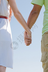 一对年轻夫妇手握的近镜头图像图片