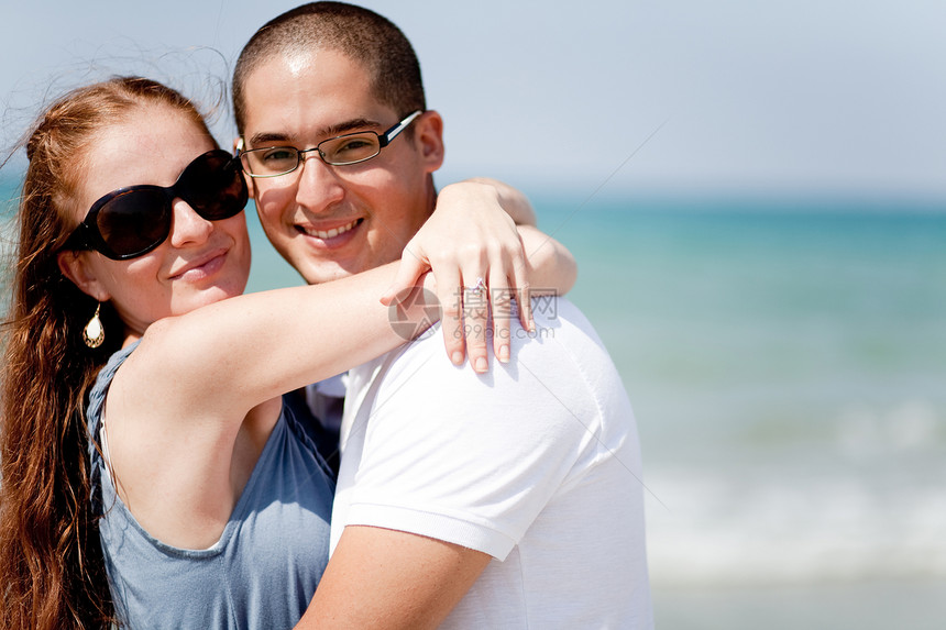 快乐的情侣在海边拥抱图片
