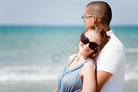 浪漫的情侣享受海边的日光浴图片