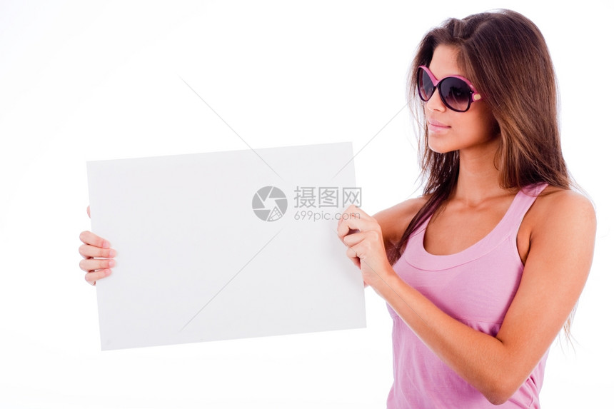 露着空白板的年轻美女半个被孤立在白背上图片