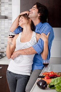 丈夫在他们的厨房里从后面羞辱妻子图片