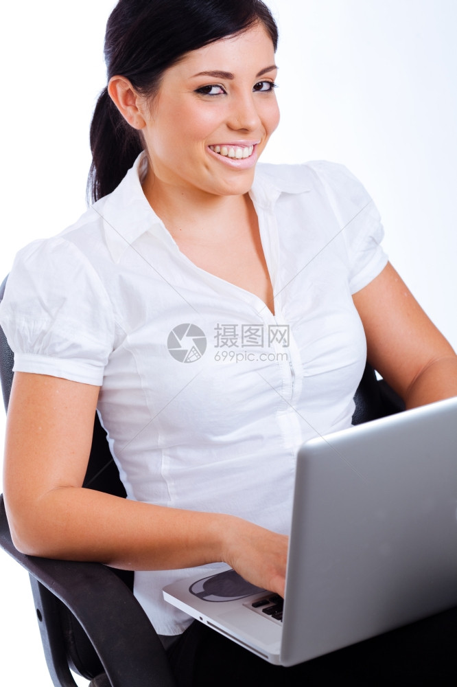 年轻有吸引力的女商人在网上冲浪时微笑在室内工作图片