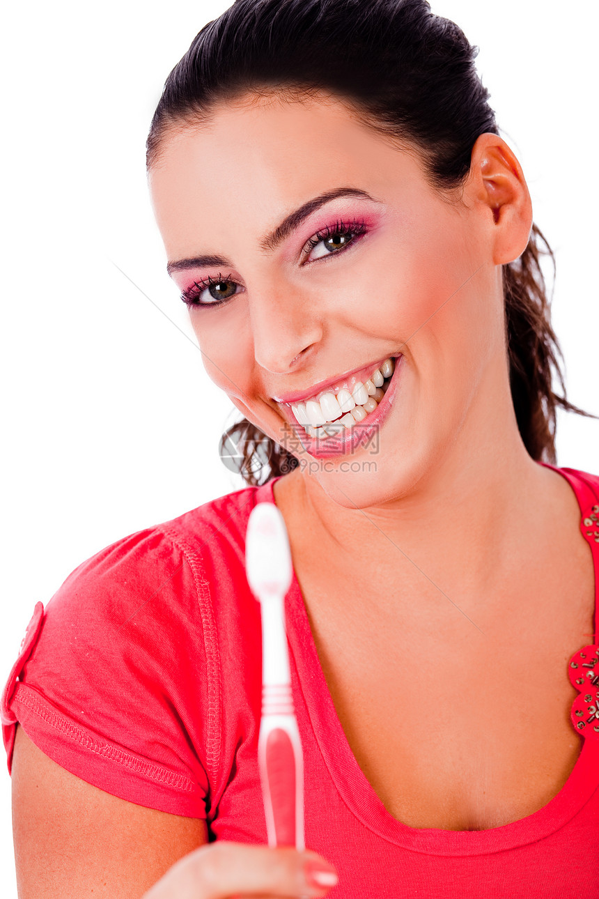 美丽的年轻女士拿着牙刷微笑在孤立的白色背面图片