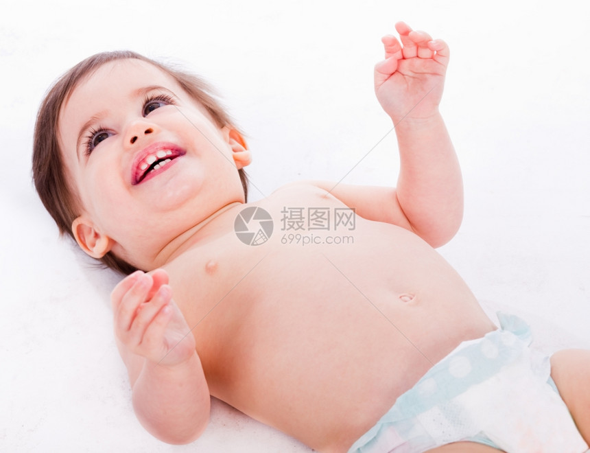 躺着玩耍的婴儿手举在白孤立的背景中图片