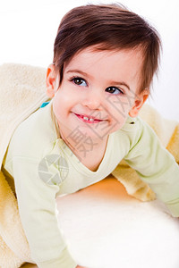 白底黄色毯子下毛发的可爱小婴儿图片
