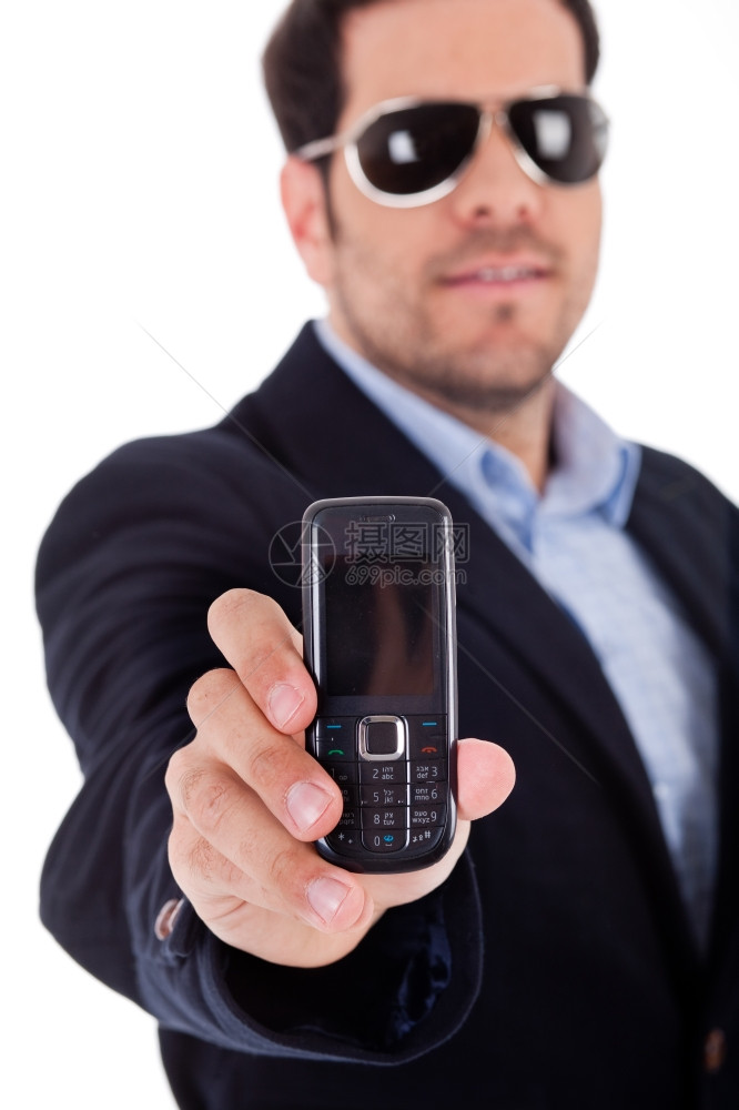 身戴墨镜的商人带着白色背景的Nokia手机图片