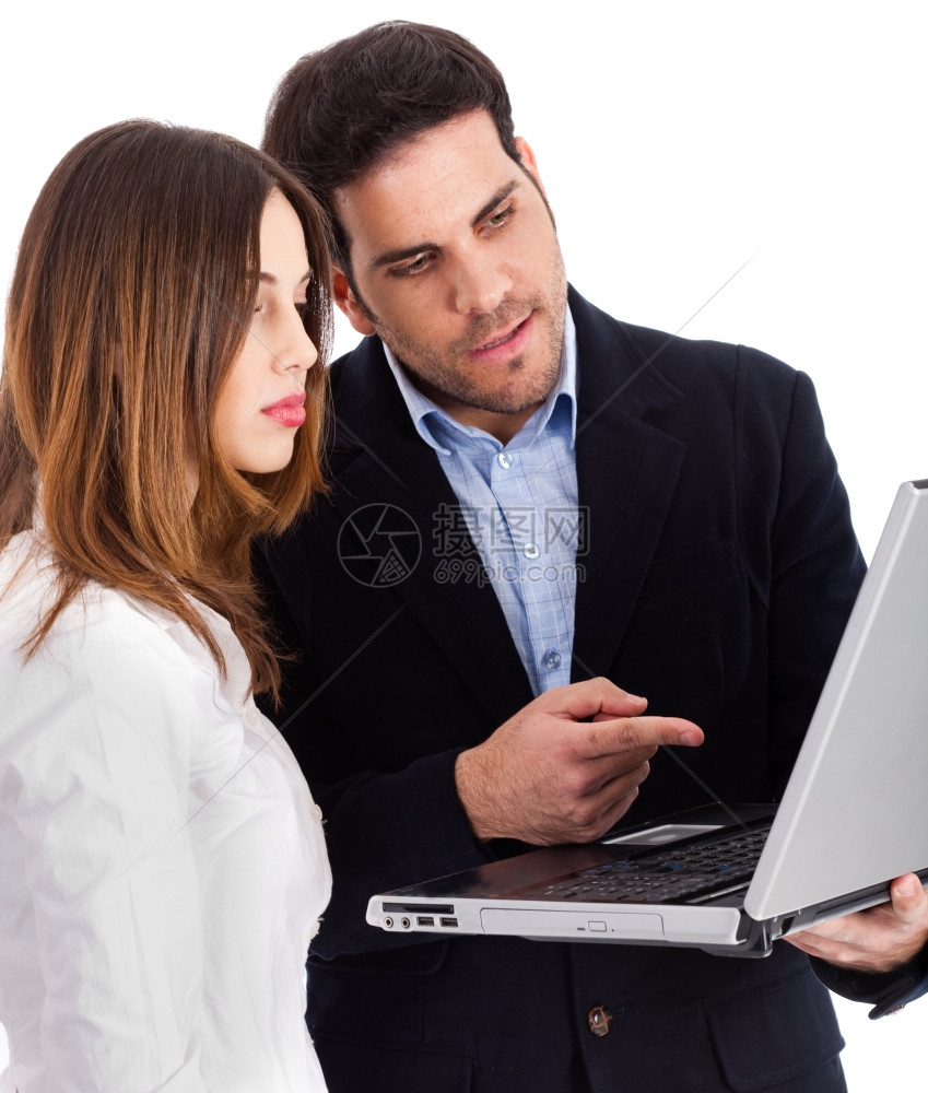 商业人士在白色背景下与笔记本电脑讨论图片