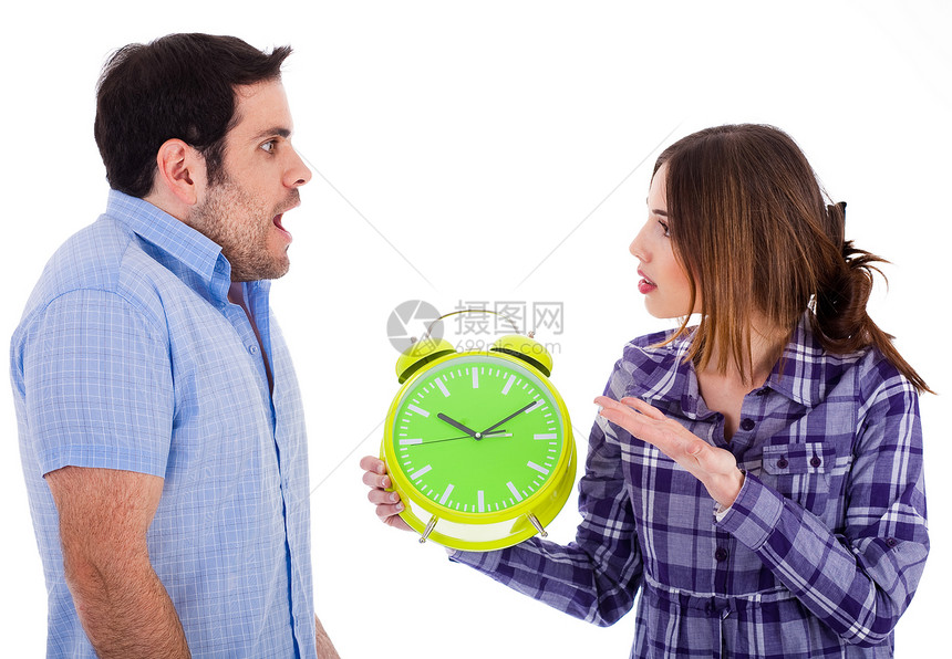 女对男友晚到感愤怒将钟表显示在白色背景上图片
