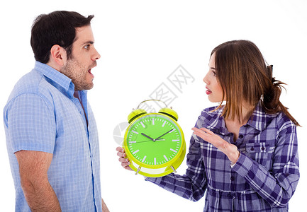 女对男友晚到感愤怒将钟表显示在白色背景上背景图片