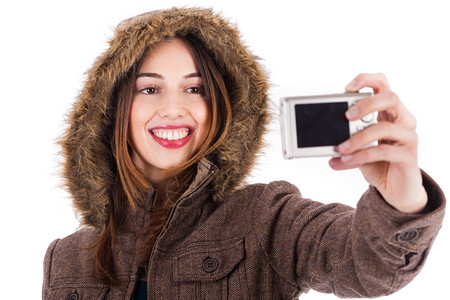 妇女用摄像头拍自己的白色背景照片图片