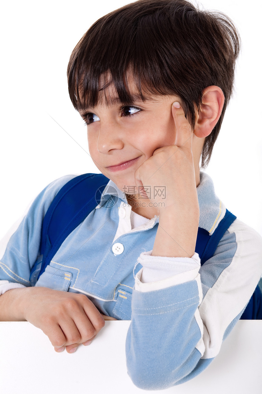 一个可爱的男孩肖像一个可爱的学校男孩思考白色孤立的背景图片