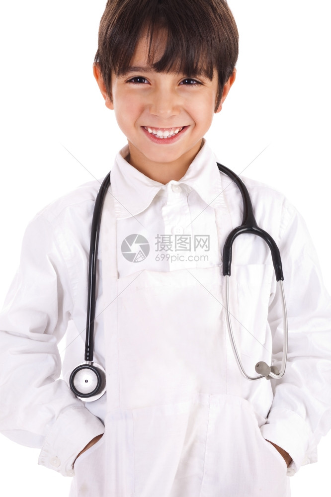 身着白色背景医生服装的年轻男孩图片