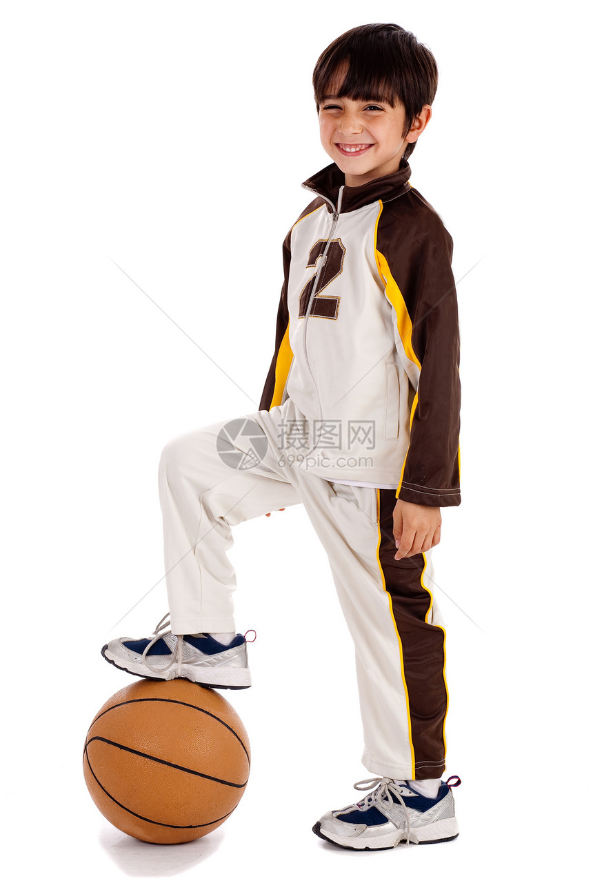可爱的小男孩篮球运动员单白本底的独球图片
